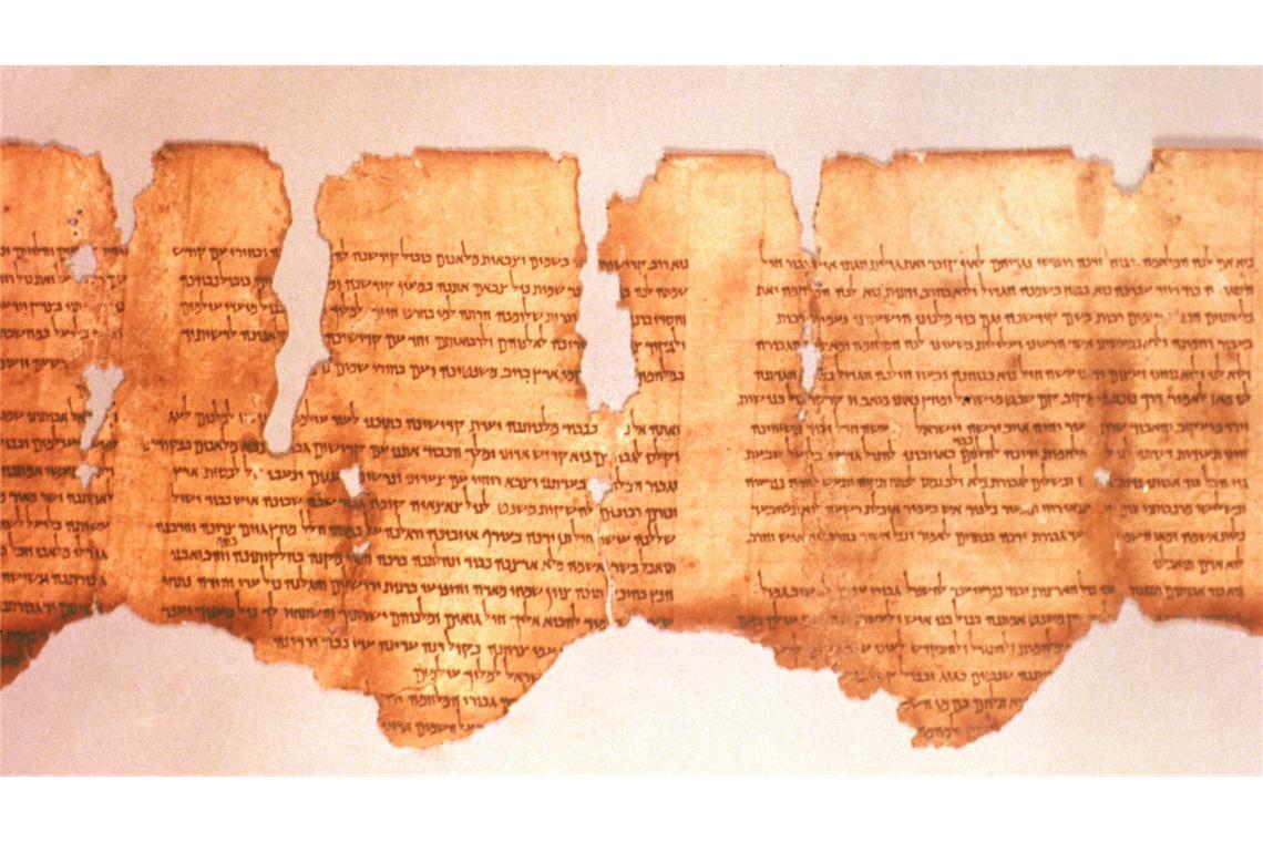 Berühmte Qumran-Schriftrollen sind älter als bisher angenommen In Qumran lebten die Essener, eine jüdische streng religiöse Gruppe, die fast in Vergessenheit geraten war. Bis im Jahr 1947 Schriftrollen gefunden wurden, die sie in den Höhlen der Berge versteckt hatten.