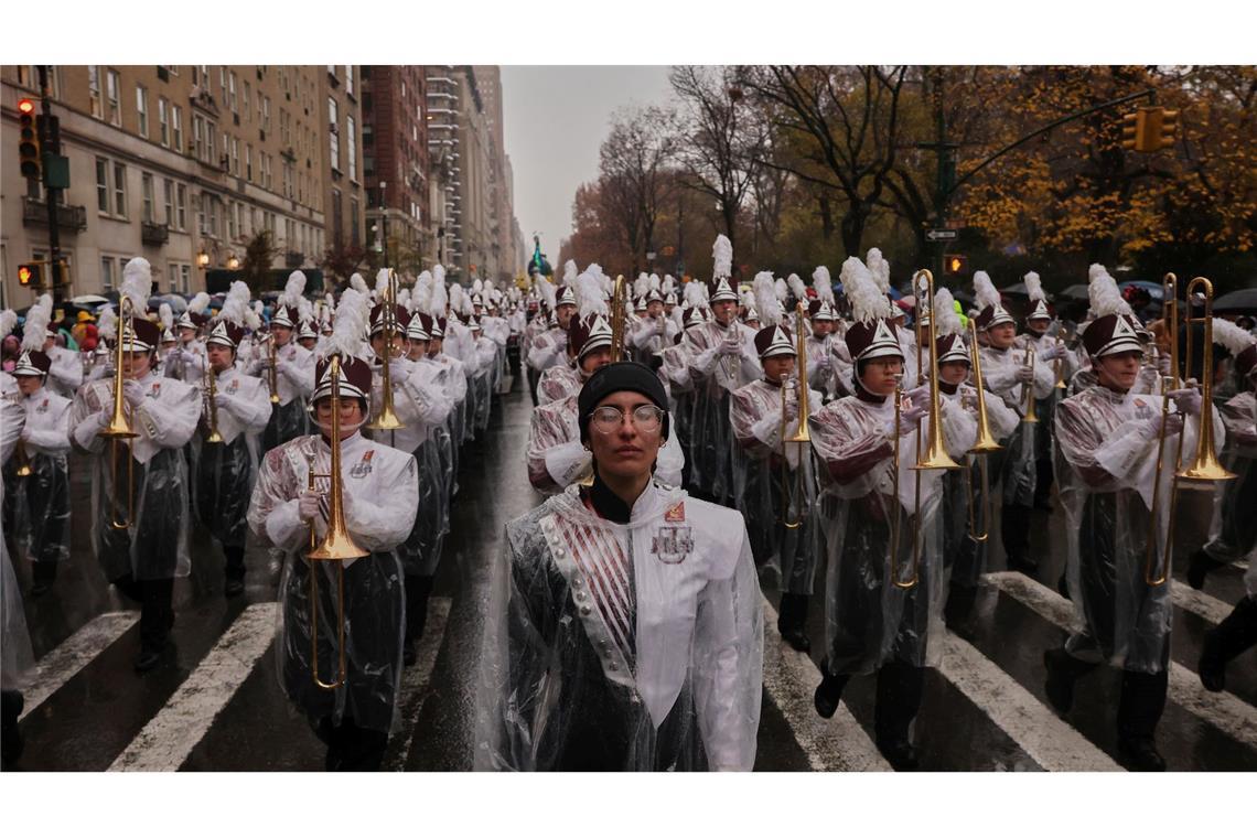 Pitschnasse Thanksgiving-Parade schwebt durch New York In Reih und Glied am Central Park