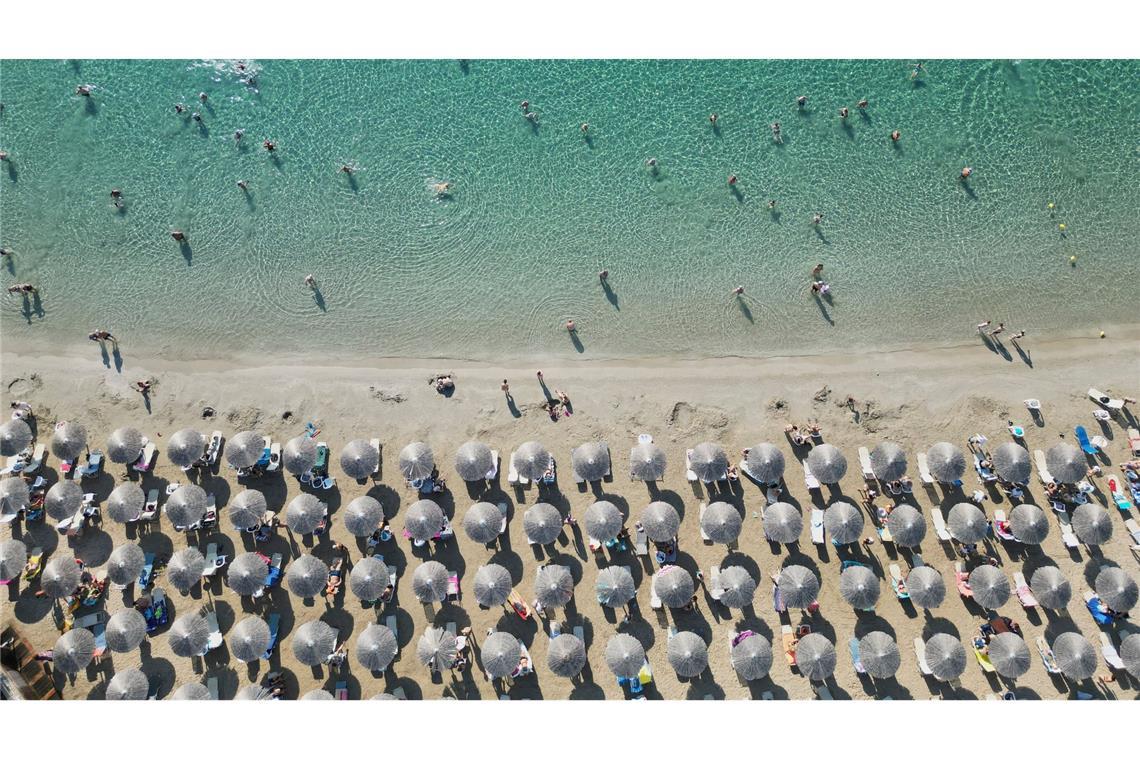 Bilder des Tages In Reih und Glied: Menschen genießen das Meer am Avlaki-Strand etwa 42 Kilometer östlich von Athen.