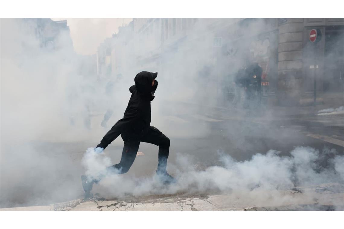 In Rennes wirft ein Demonstrant eine Tränengasgranate in Richtung der Polizei. Je nach Darstellung gingen am Samstag zwischen 400.000 und 800.000 Menschen in Frankreich auf die Straße.