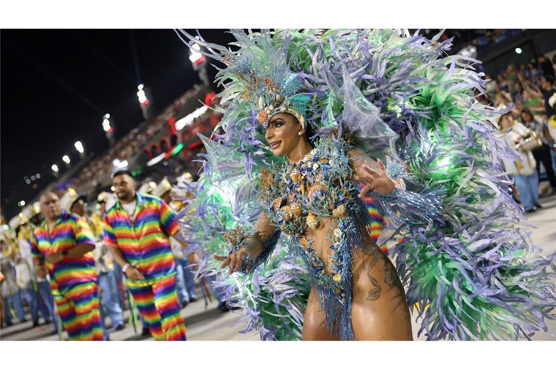 In Rio de Janeiro haben die weltberühmten Umzüge im Sambodrom begonnen.