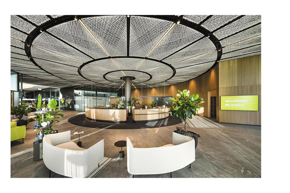 Stuttgarter Architekten räumen beim Preis für die besten Bürobauten ab In Rosenfeld im Zollern-Alb-Kreis hat die Blickle Räder + Rollen GmbH eine Erweiterung ihrer Verwaltungseinheit in Auftrag gegeben. Für die Gestaltung des auffälligen Interieurs zeichnet das Büro Geplan aus Stuttgart verantwortlich. Hier der Empfang mit dem leitmotivisch angelegten Rad im Deckenbereich.