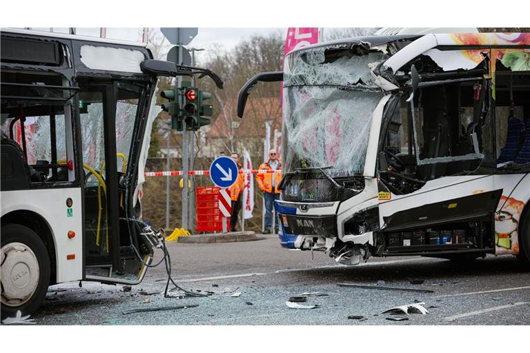 In Saarbrücken prallten zwei Linienbusse zusammen.