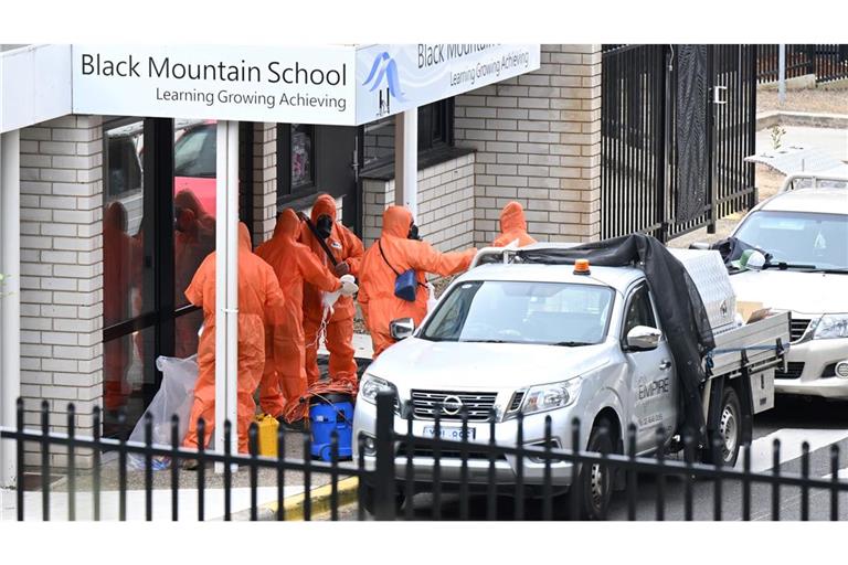 In Schutzanzügen wurden die Schulen gesäubert und der Sand entsorgt.