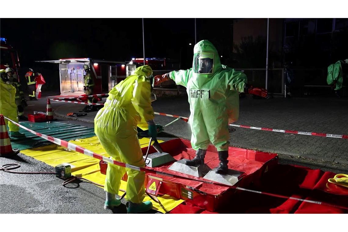 Behörden geben Entwarnung nach Chemieunfall In Schutzausrüstung waren Einsatzkräfte vor Ort.