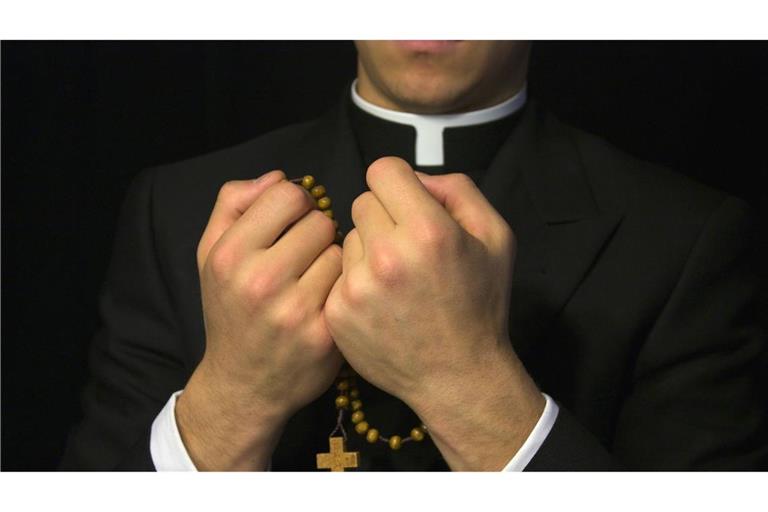 In Schwaben soll ein Mann einen Priester mit Nacktfotos des Geistlichen erpresst haben (Symbolfoto).