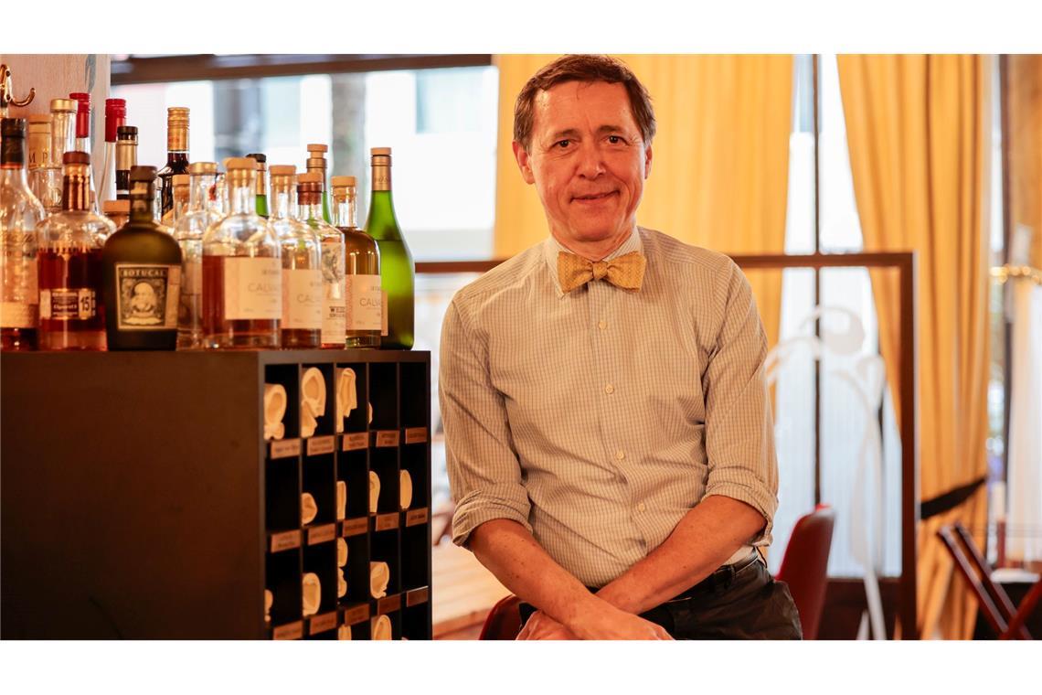 Handys vom Tisch! - So verhält man sich im Restaurant In seinem Restaurant hat Vincent Moissonnier nach französischer Sitte auch einen Schrank, in dem Stammgäste ihre Serviette in einem Fach deponieren können.
