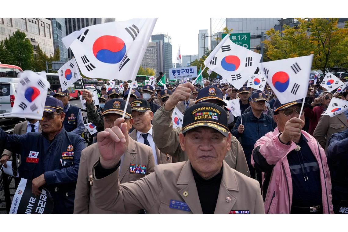 Zehn Zitate: Was die internationale Politik 2024 bewegte In Seoul protestieren Veteranen gegen die Stationierung nordkoreanischer Truppen in Russland. (Archivbild)