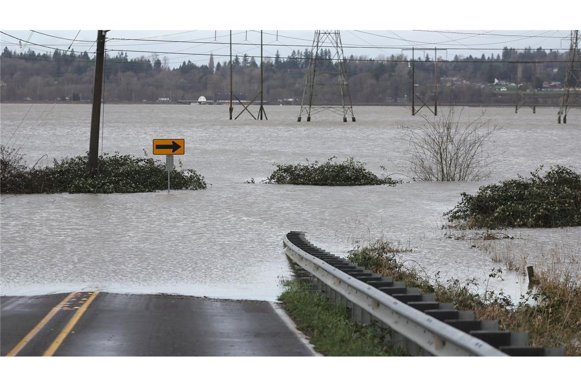 In Snohomish, im Bundesstaat Washington, steht eine Straße unter Wasser.