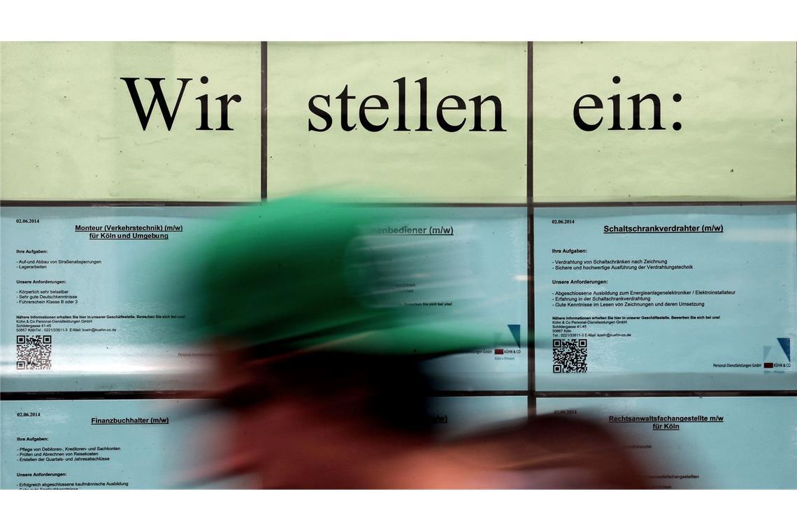 Womit Arbeitgeber in Stellenanzeigen locken In so mancher Stellenanzeige wird mit besonderen Benefits um die Gunst neuer Beschäftigter geworben (Archivbild)