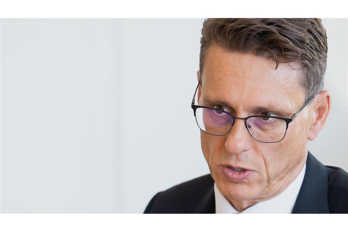 OLG-Präsident: Verfassungstreue von Jura-Studenten unter die Lupe nehmen In Sorge um den Rechtsstaat: OLG-Präsident Andreas Singer will ein klares Bekenntnis zur Verfassung von Jura-Studenten, bevor sie ihr zweites Staatsexamen ablegen.