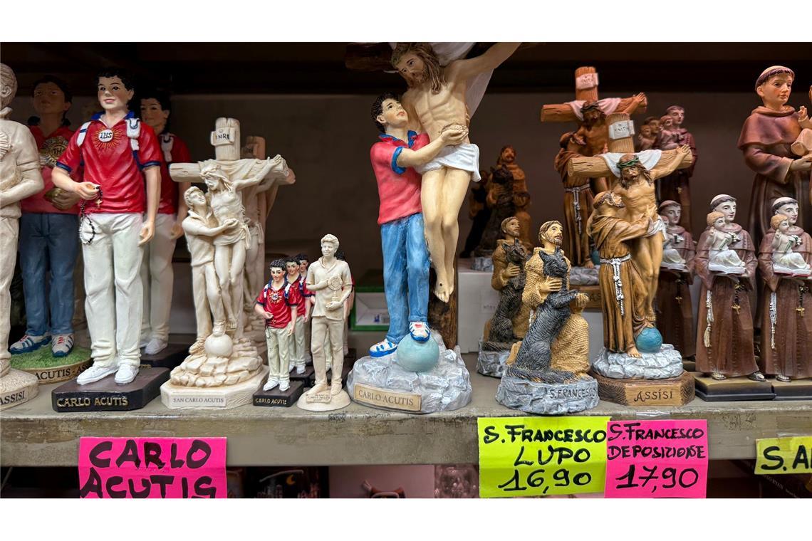 Der erste Internet-Heilige: Carlo Acutis In Souvenirshops werden Tonfiguren von Franz von Assisi und Carlo Acutis verkauft. (Foto: Archiv)
