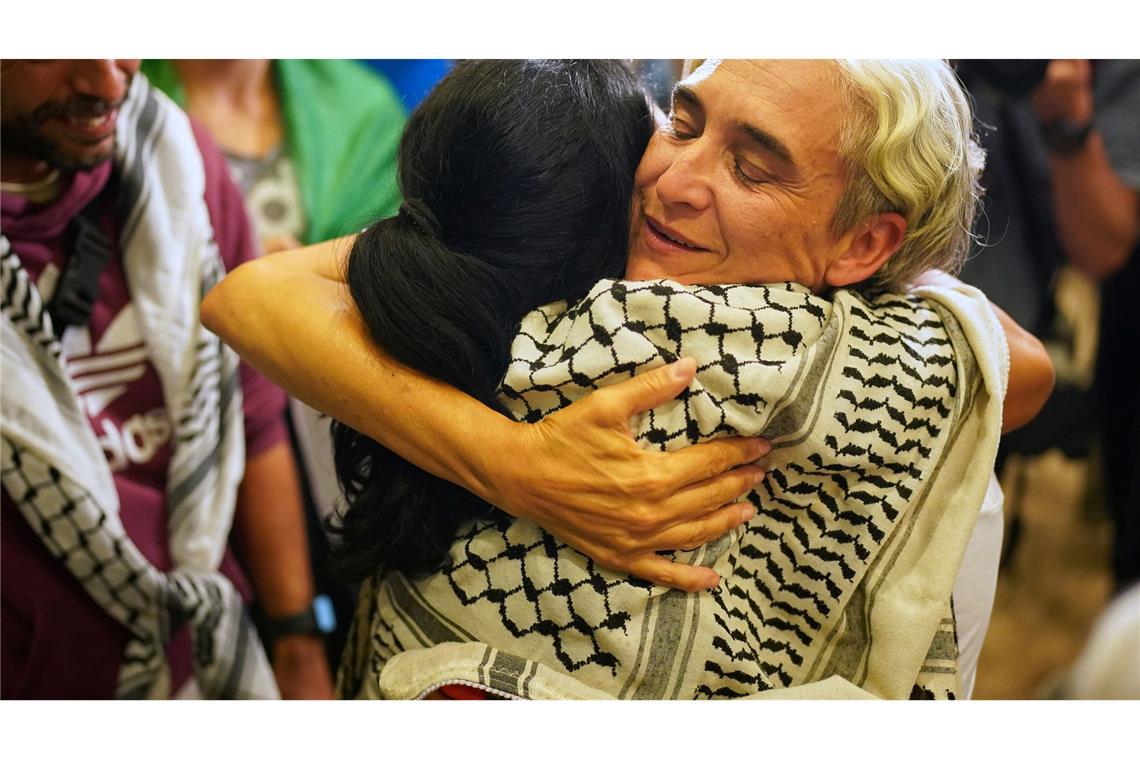 Schwere Vorwürfe der Gaza-Flotten-Aktivisten gegen Israel In Spanien wurden die Aktivisten mit Jubel und Gesängen empfangen.
