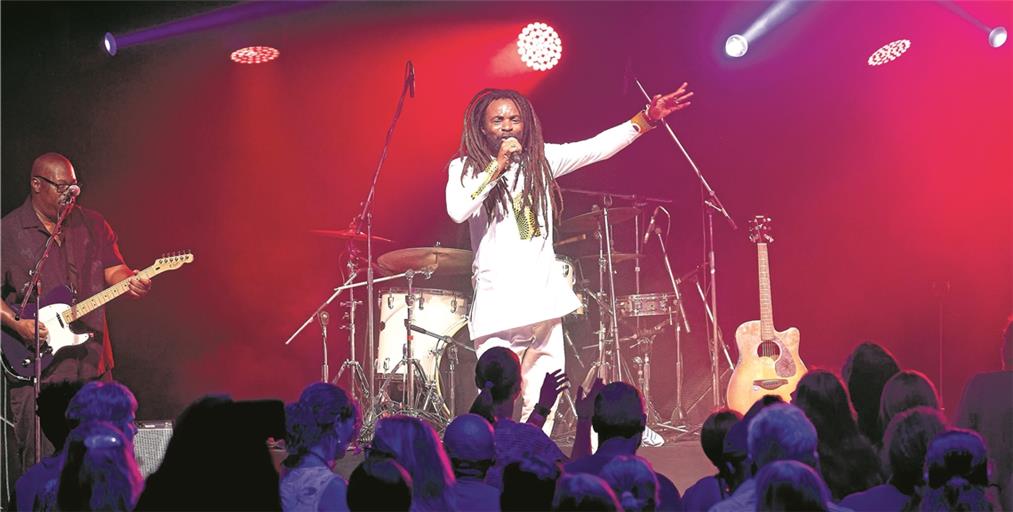 In strahlendem Weiß auf der Sommerpalast-Bühne: Rocky Dawuni. Der Reggae-Musiker sorgt für Begeisterung beim Murrhardter Publikum. Foto: J. Fiedler