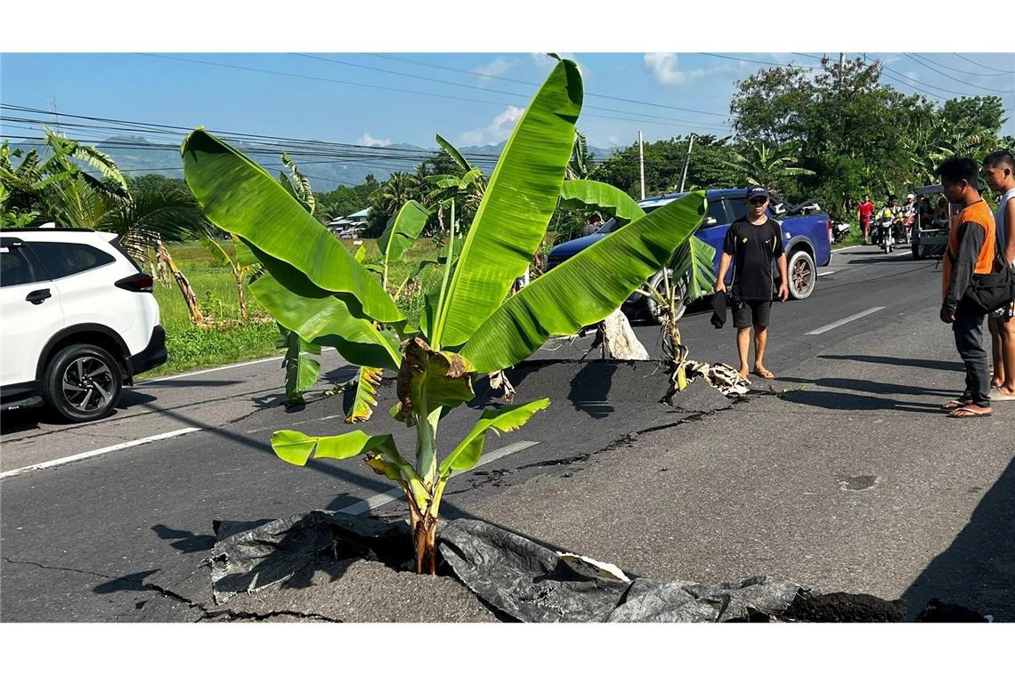 In Straßen taten sich große Risse auf.