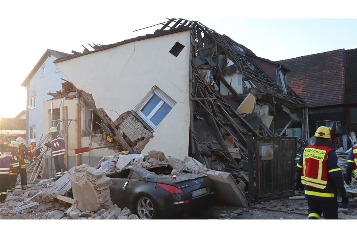 Ständiger Kontakt zu Verschüttetem – schwierige Rettung In Stutensee war am Morgen ein Haus eingestürzt.
