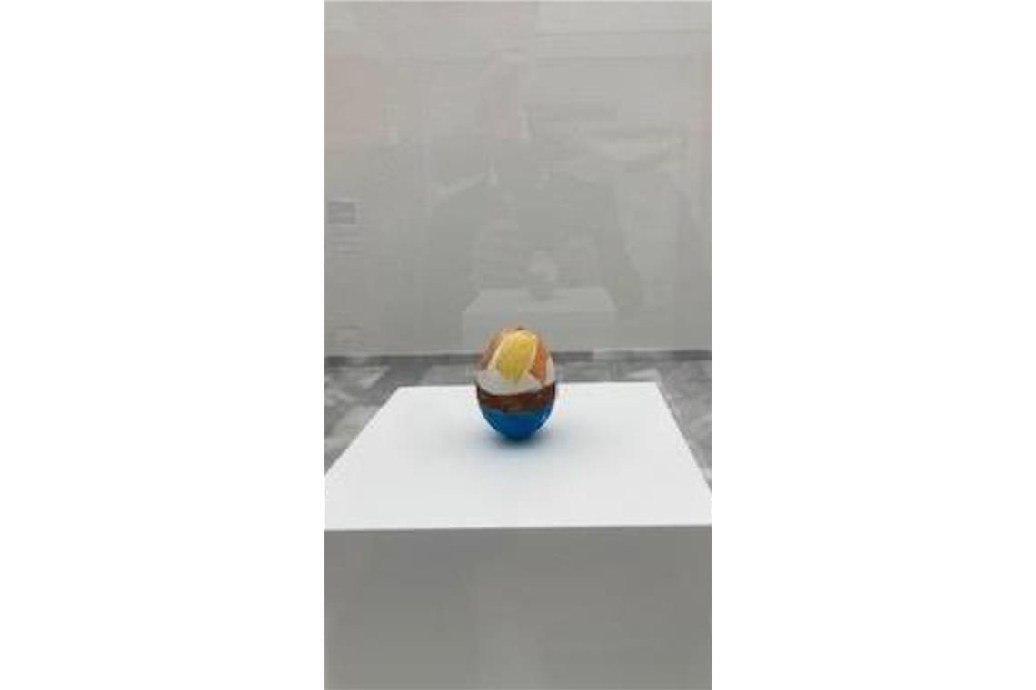 Im Kunstgebäude Stuttgart macht Katharina Grosse den Raum zum Bild In Stuttgart beginnt ihre Schau „The Sprayed Dear“ im Kunstgebäude am Schlossplatz mit einem bemalten Ei