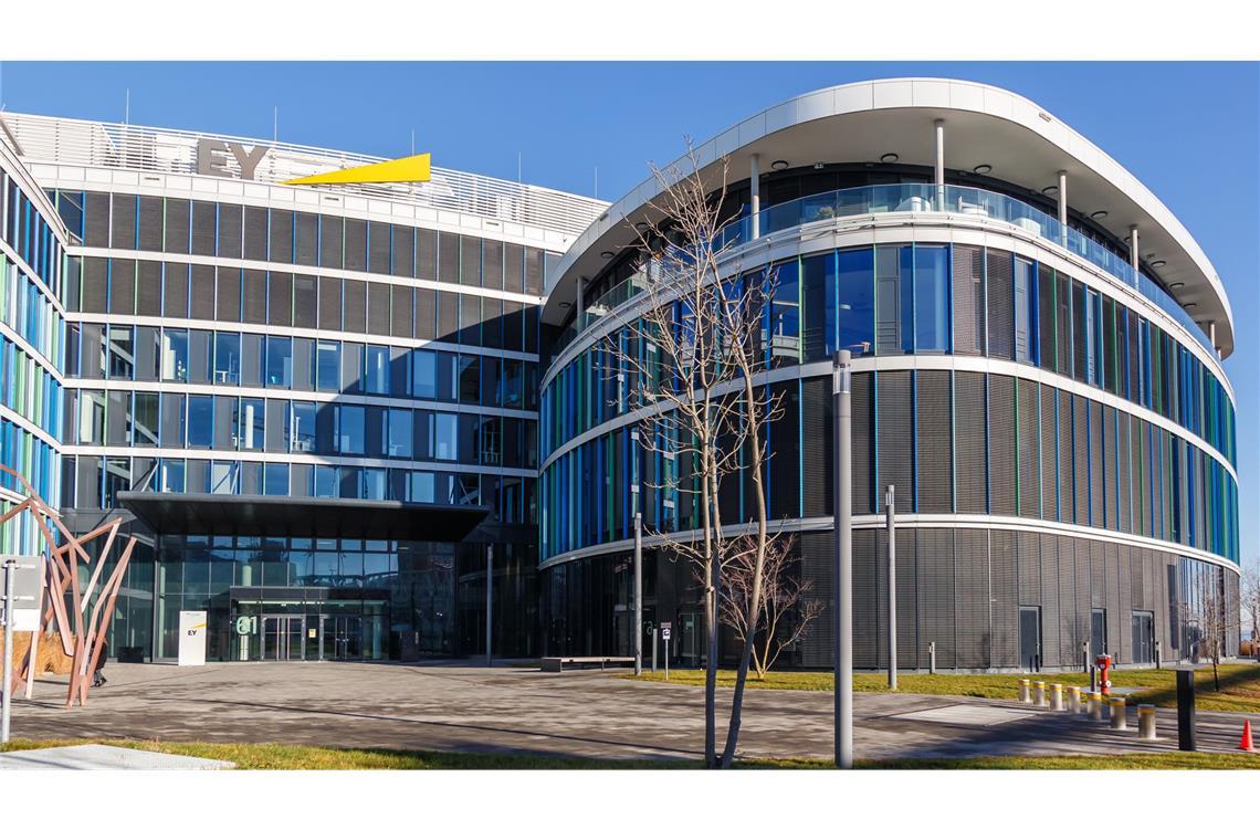 In Stuttgart hat EY seinen Sitz am Flughafen.