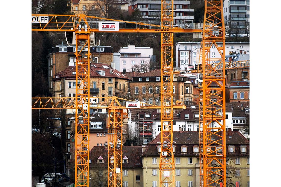 Mieterverein kritisiert Prognose „für wirtschaftlichen Abstieg“ In Stuttgart müssen in den nächsten 15 Jahren für 30 000 Zugezogene Wohnungen gebaut werden. In Stuttgart müssen in den nächsten 15 Jahren für 30 000 Zugezogene Wohnungen gebaut werden.
