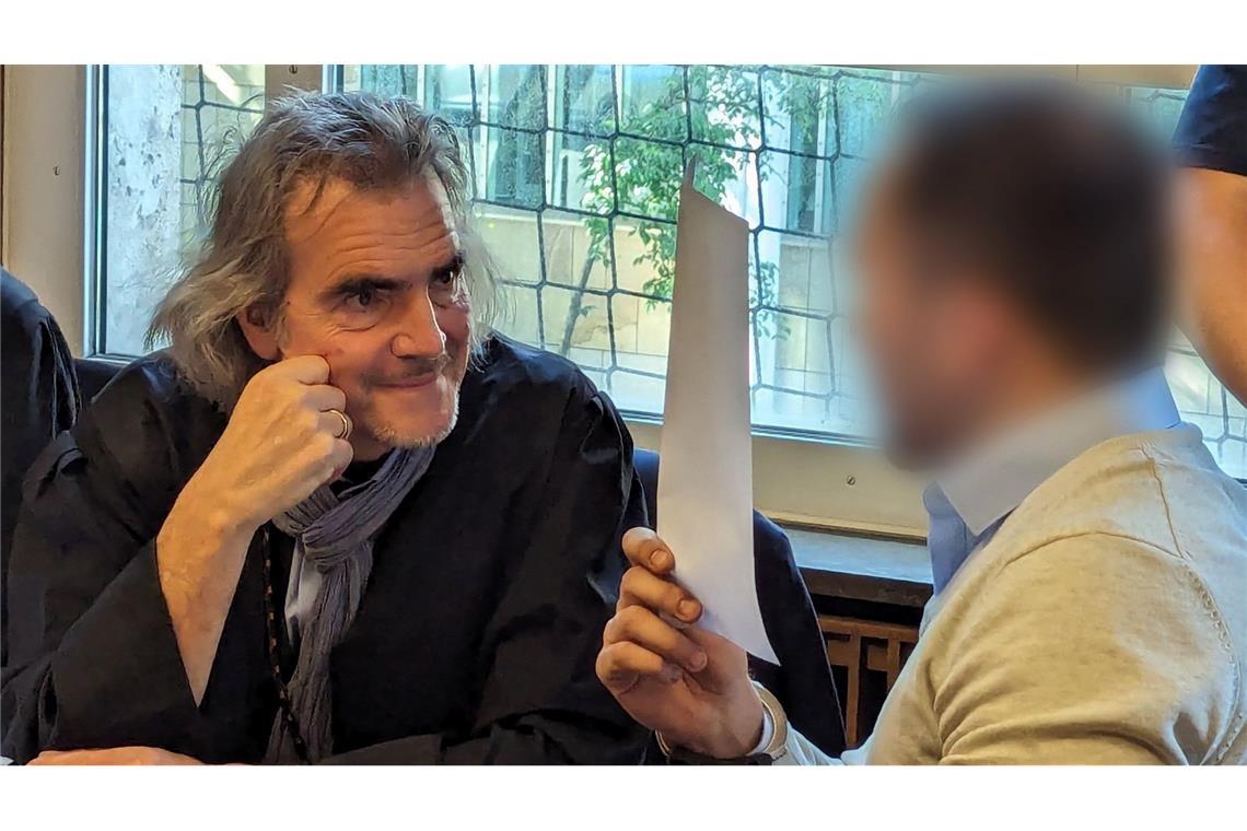 Polizei ermittelt in mehreren Städten zu Sprachtest-Betrug In Stuttgart standen 2024 insgesamt drei Brüder wegen Hunderter gefälschter Sprach- und Einbürgerungstests vor Gericht. Der erste Prozess betraf zwei Brüder. Der dritte Bruder hatte sich zunächst ins Ausland abgesetzt und wurde vom Landgericht Stuttgart später verurteilt. (Archivfoto)