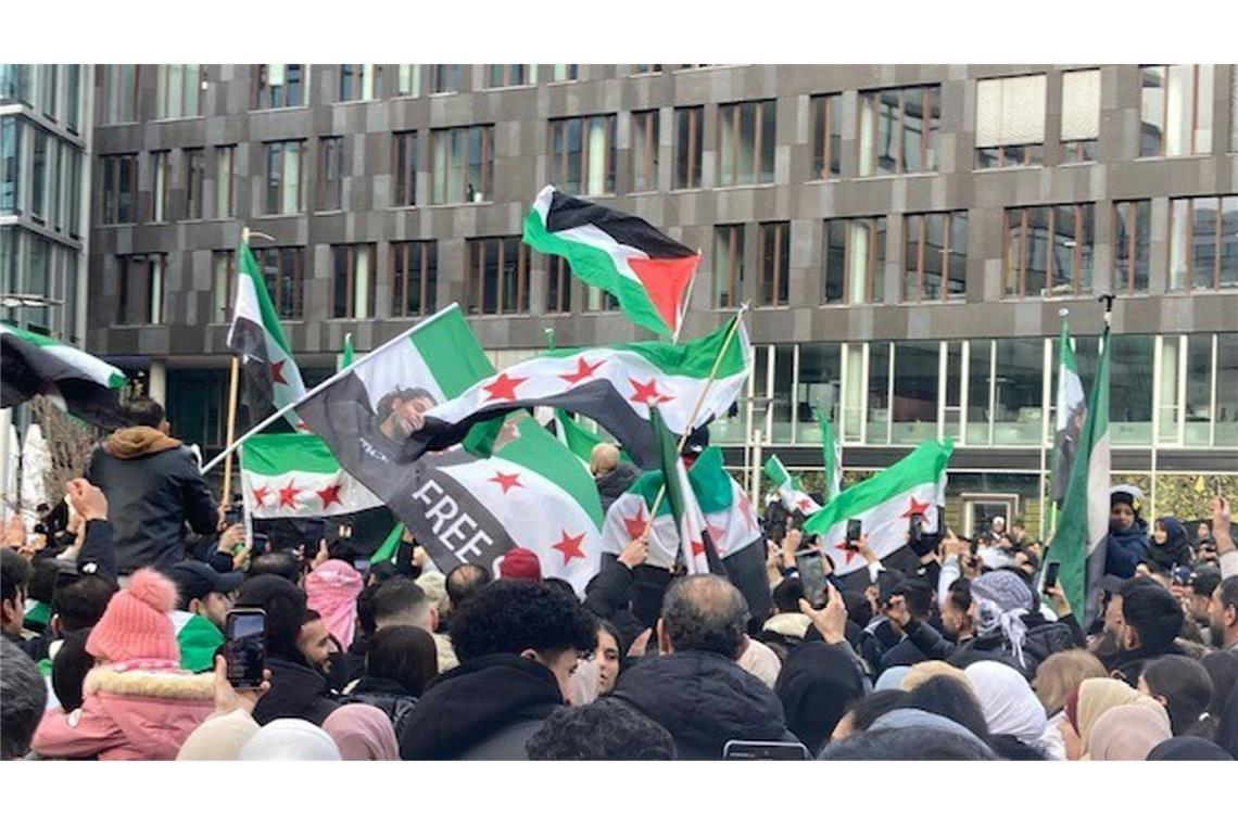 Alternative syrische Flagge: Was es mit der Fahne auf sich hat In Stuttgart: Syrer feiern am vergangenen Wochenende den Umsturz in ihrem Heimatland.
