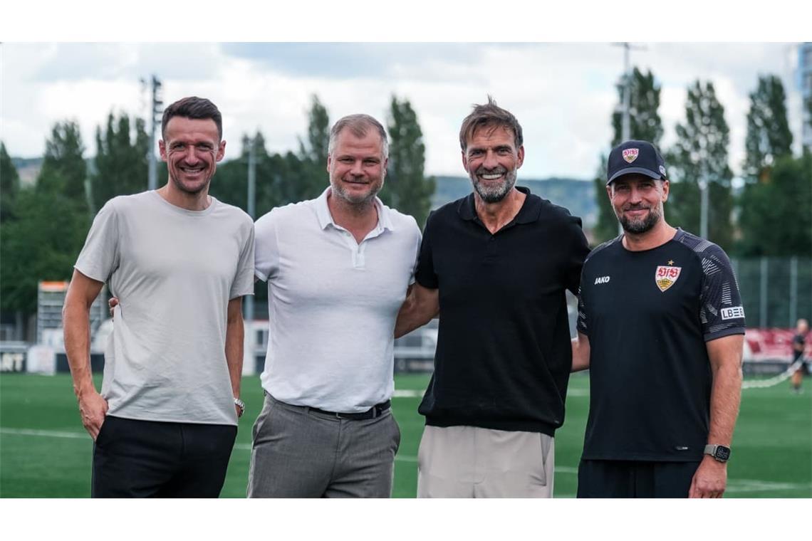 In Stuttgart tauscht sich Bundestrainer Jürgen Klopp (2.v.re.) auch mit dem Sportdirektor Christian Gentner, mit Sportvorstand Fabian Wohlgemuth und Cheftrainer Sebastian Hoeneß aus (v.li.).