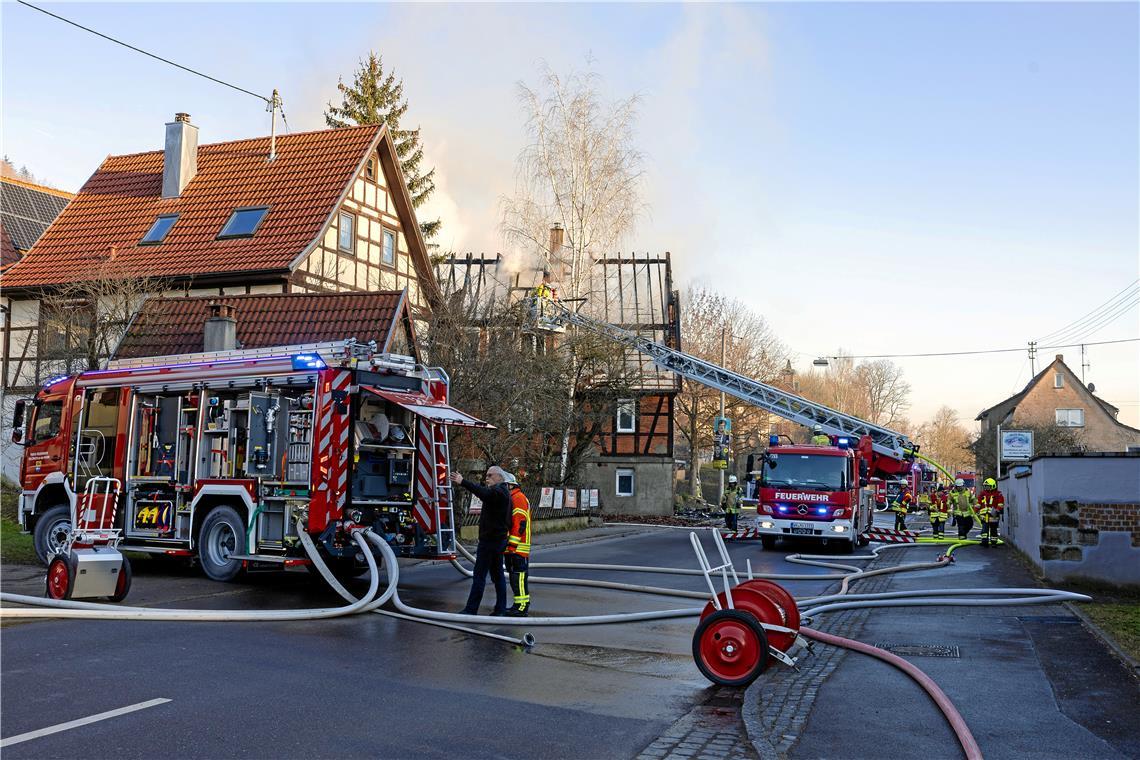 Gebäudevollbrand in Sulzbach-Bartenbach In Sulzbach-Bartenbach hat am Dienstagnachmittag ein Wohnhaus gebrannt. Foto: Alexander Becher