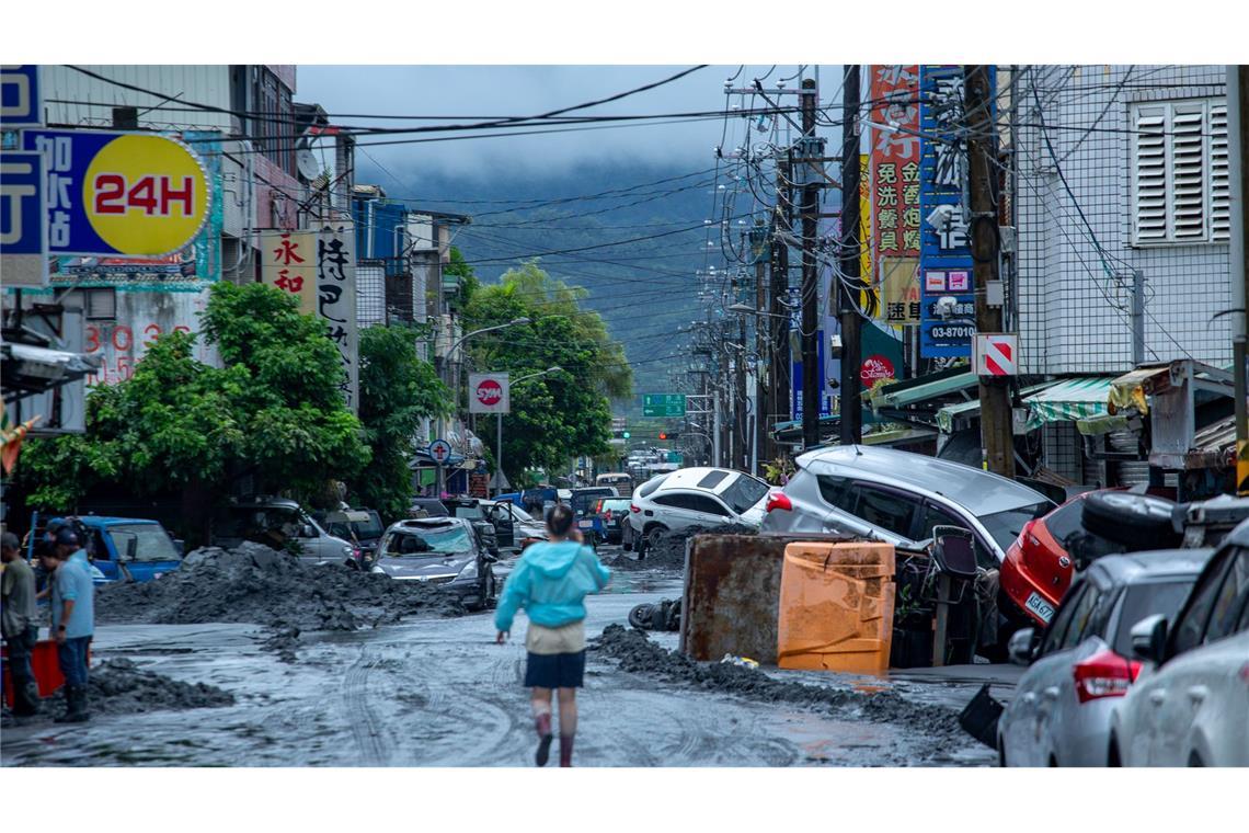 Sturm "Bualoi" fegt über Philippinen - Tote und Verletzte In Taiwan lief ein Staudamm über, was zu schweren Schäden und Todesopfern führte.
