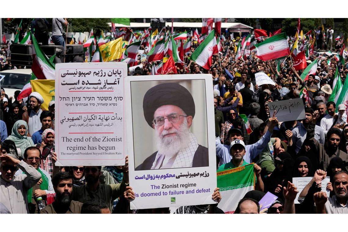 Europäer wollen Verhandlungen mit Iran fortsetzen In Teheran wird gegen die israelischen Angriffe protestiert.