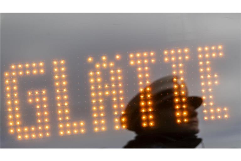 In Teilen Baden-Württembergs müssen sich die Menschen auf glatte Straßen einstellen. (Symbolbild)