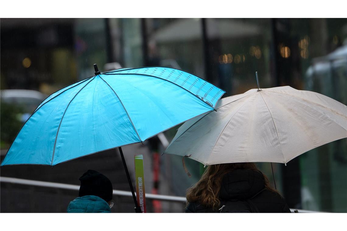 Starkregen und Gewitter am Donnerstag erwartet In Teilen Baden-Württembergs sollte man das Haus am Donnerstag nicht ohne Regenschirm verlassen (Symbolbild).