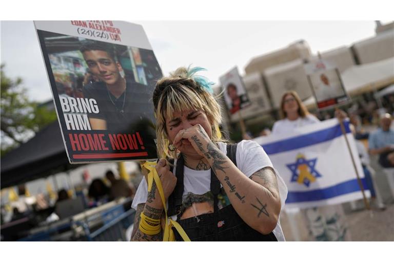 In Tel Aviv haben sich Menschen versammelt, um die Freilassung gemeinsam zu verfolgen.