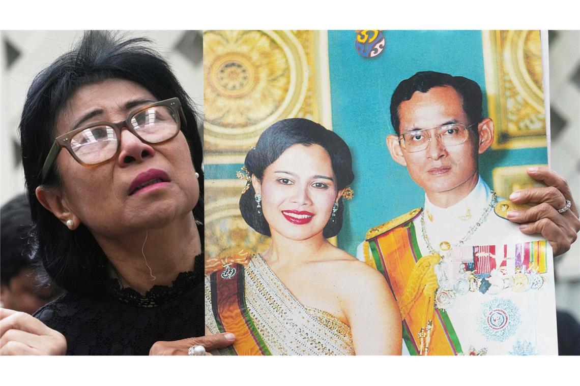 "Asiens Jacky Kennedy": Thailands Ex-Königin Sirikit ist tot "Asiens Jacky Kennedy": Thailands Ex-Königin Sirikit ist tot