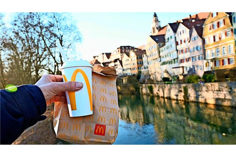 In Tübingen müssen jetzt auch  McDonald’s-Kunden die Verpackungssteuer zahlen.