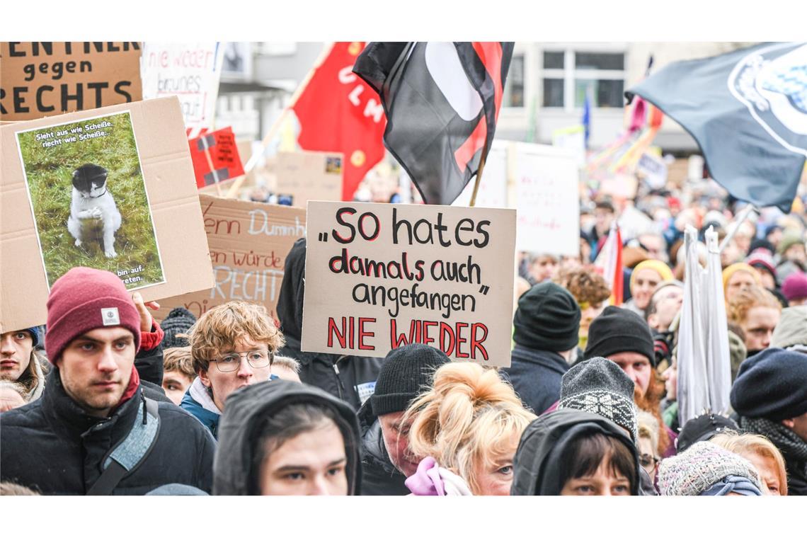 Proteste gegen AfD und CDU-Kurs - Polizei: 160.000 in Berlin In Ulm gehen Demonstranten für die Demokratie auf die Straße.