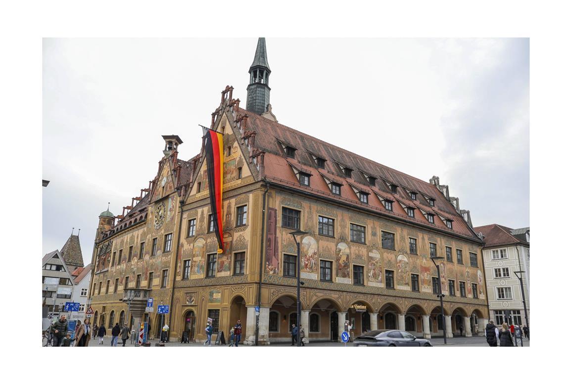 Einst Tabakscheune, bald Wohnpalast auf dem Lande In Ulm ist nicht nur das Münster sehenswert. Das Ulmer Rathaus zählt nicht zuletzt wegen der Fassaden-Wandmalereien und einer astronomischen Uhr zu den herausragenden Baudenkmälern der Stadt Ulm. 47 580 Euro stellt das Land bereit für die Sanierung der Westfassade am Rathaus in Ulm.