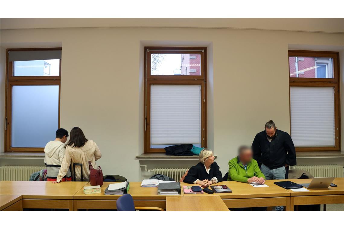 Abgemagertes Mädchen stirbt - Eltern äußern Schuldgefühle In Unterfranken starb ein Mädchen mutmaßlich an den Folgen von Unterernährung. Vor Gericht stehen nun die Eltern.