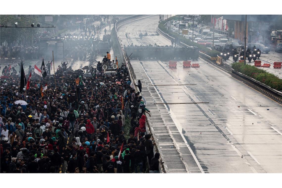 Indonesien: Massenproteste gegen Luxus-Zulagen für Politiker In vielen Landesteilen gibt es seit Tagen heftige Proteste.