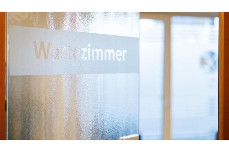 In vielen Praxen herrschen lange Wartezeiten   –  Ärzte fordern daher erneut Strafgebühren für Patienten, die gebuchte Termine platzen lassen. (Symbolbild)