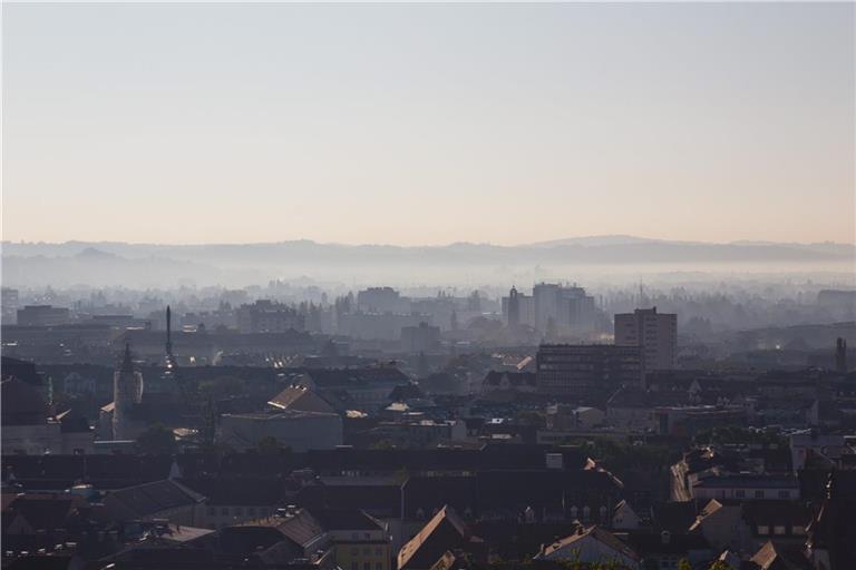 In vielen Städten wird die Luftqualität heute als „schlecht“ eingestuft. Warum das so ist und welche Schadstoffe gerade auffallen, lesen Sie hier.