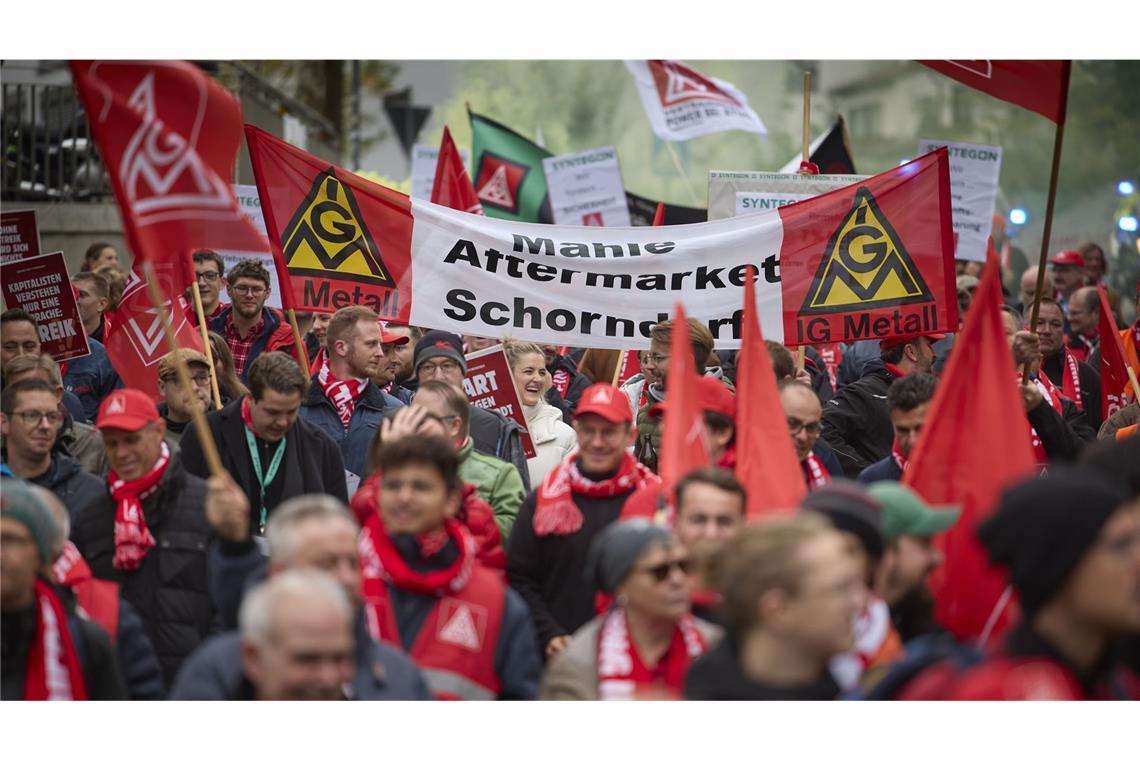 Tarifparteien peilen Pilotabschluss an In vielen Unternehmen der Metallbranche wird zurzeit wieder gestreikt.