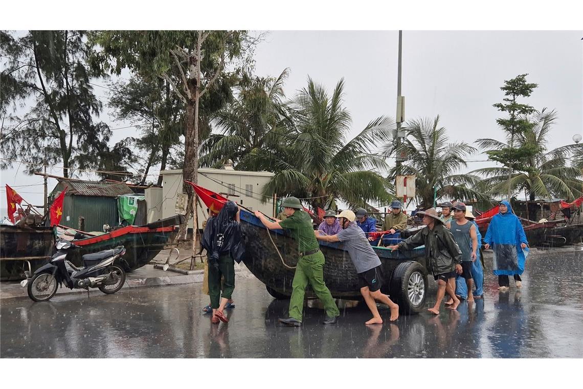 In Vietnam treffen die Menschen Vorbereitungen, um sich vor "Wipha" zu schützen.