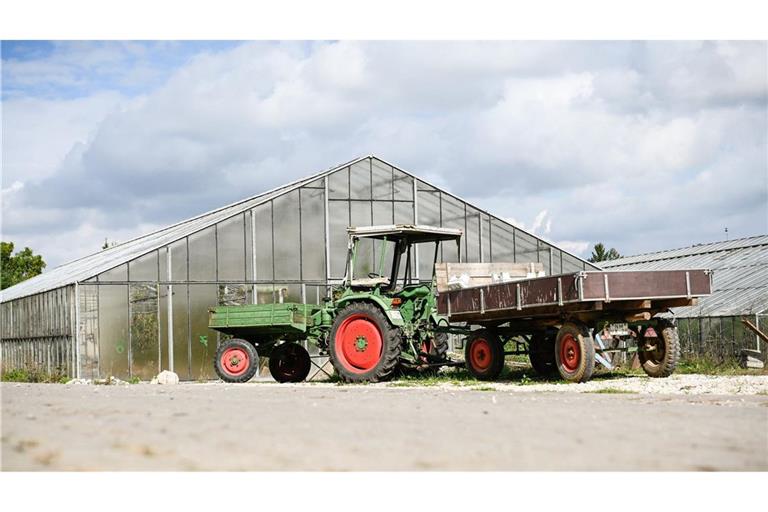 In Villingen-Schwenningen ist ein Mann bei einem Unfall von einem Traktor überrollt worden und gestorben. (Symbolbild)