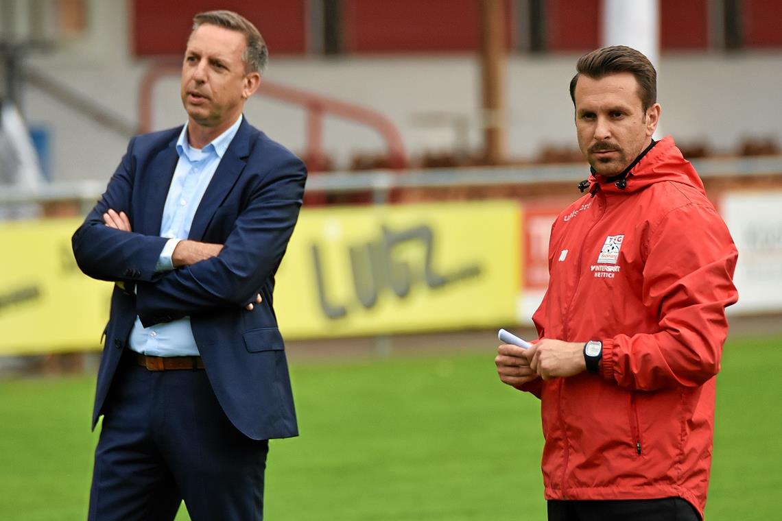 TSG Backnang: Auf den Jubel folgt die schlechte Nachricht In Wartestellung: Marc Erdmann (links), Trainer Mario Marinic und die gesamte TSG. Nachdem bei zwei TSG-Fußballern der Verdacht besteht, dass sie sich mit dem Coronavirus infiziert haben, ist die Austragung des Topduells gegen Freiberg am Sonntag gefährdet. Foto: T. Sellmaier