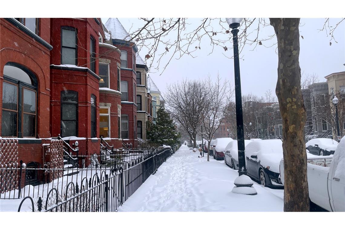 Heftiger Wintersturm trifft die USA In Washington wachten die Menschen am Morgen mit jeder Menge Schnee auf.