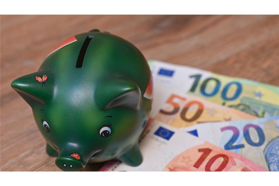 Sparen ist eine Tugend – aber auch ein Problem In wenigen Ländern legen die Menschen so viel Geld zurück wie in Deutschland.