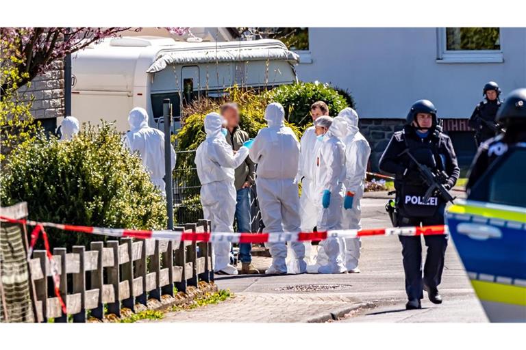 In Westerwald wurden drei tote Familienmitglieder gefunden, der Täter ist weiter auf der Flucht.