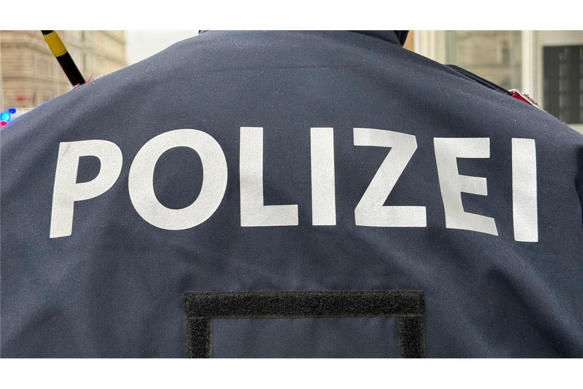 Kind überlebt Sturz aus 5. Stock - Holztisch rettet In Wien hat ein Vierjähriger einen Sturz aus dem fünften Stock mit Prellungen überlebt .