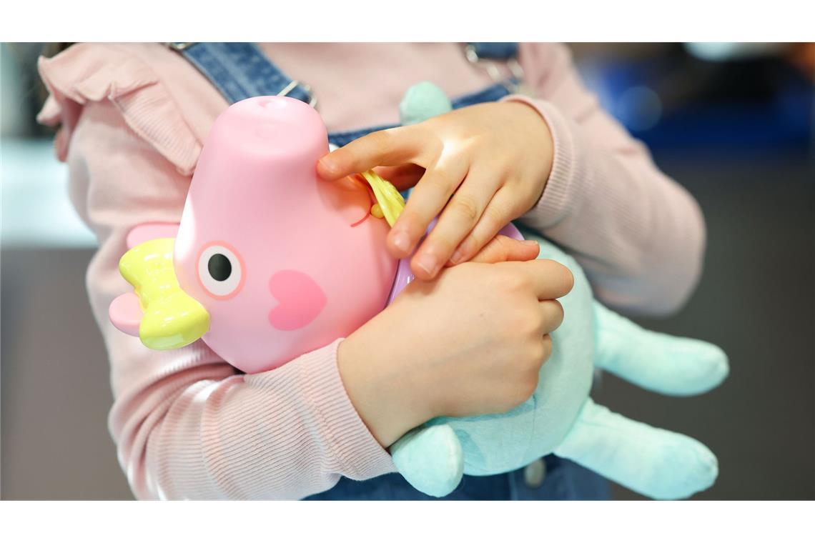 In zu viel Kinderspielzeug finden sich gesundheitsschädliche Gifte. Das will die EU mit schärferen Regeln in Zukunft ändern.