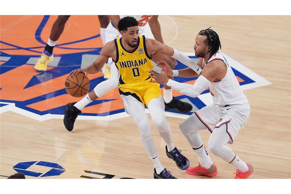 Berauschender Sieg: New York wahrt Chance aufs NBA-Finale Indianas Tyrese Haliburton (l.) verlor das Duell der Star-Spielmacher klar gegen Jalen Brunson.